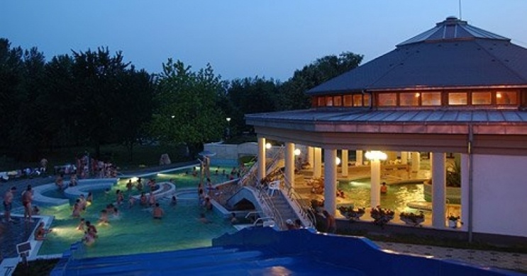 Esti úszás Kiskunmajsa 2026 -  kedvezményes belépő helyi lakosoknak a Jonathermál Fürdőben