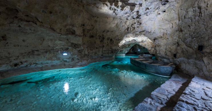 Csónakázás Tapolcán a Tavasbarlangban