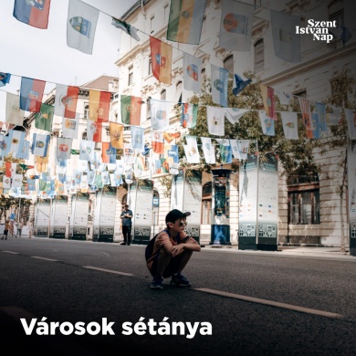 Városok sétánya Budapest. Magyar városokat bemutató informatív kiállítás