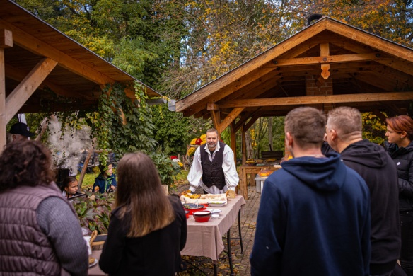 Malac a csapatnak: disznóvágás, mint céges program