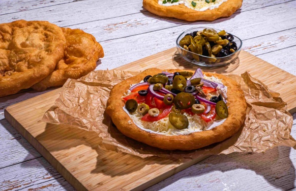Mi a különbség a lángos és a pizza között?