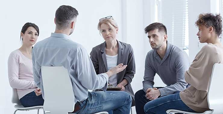 Hogyan segíthet a csoportterápia a függőségek kezelésében?