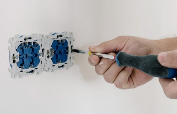 Melyek a biztonságos és hatékony villanyszereléshez szükséges szerszámok?