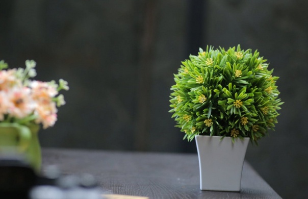 Az élethű művirágokból pazar dekorációk születnek, amiket akár mi magunk is elkészíthetünk!