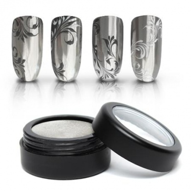 Hogyan készíthetjük tartósra és tökéletesre a krómszínű körmöket?