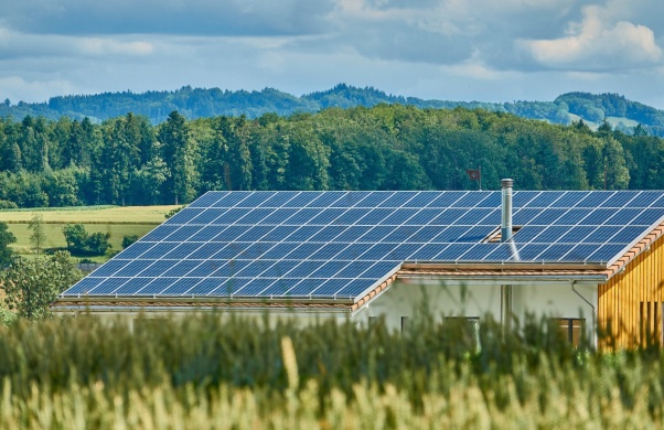 Milyen előnyei vannak a napelemes és hőszivattyús rendszereknek?