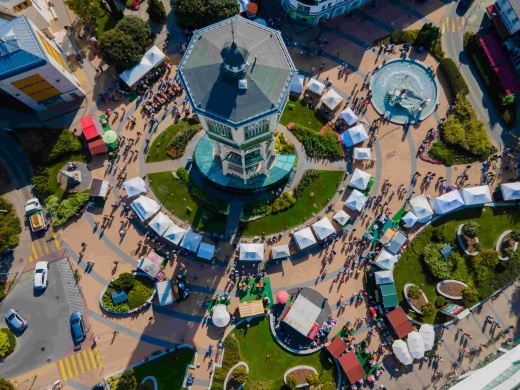 Az őszi nyárban is óriási tömeg Siófokon