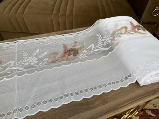 Hangulatos vitrázs függöny a konyhaablakon – dekoráció és funkció egyben