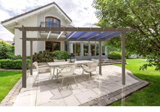 Új szerkezet a kertben: építsünk pergolát elhúzható árnyékolótetővel!