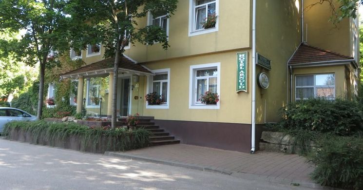 Arnold Hotel Tata