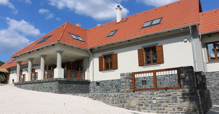 Villa Tolnay Bor- és Vendégház