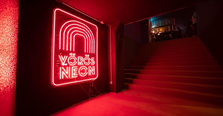 VÖRÖS NEON Bár & Varieté Budapest