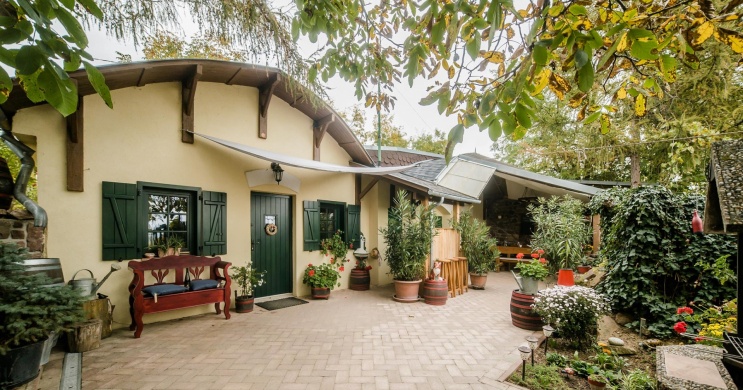 Vörös Szőlőbirtok és Borpince Ábrahámhegy