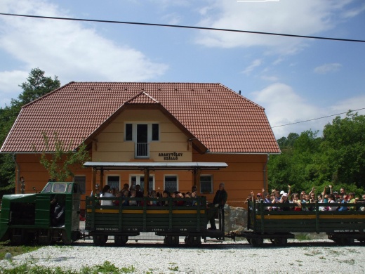 Aranytölgy Vendéglő, Panzió és Kemping Kemence