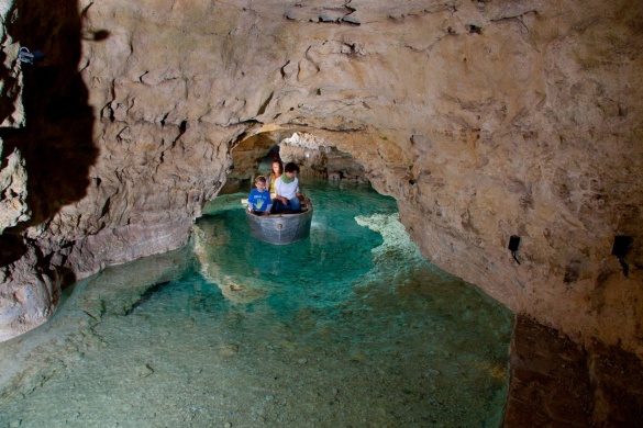 Tapolcai-tavasbarlang Látogatóközpont