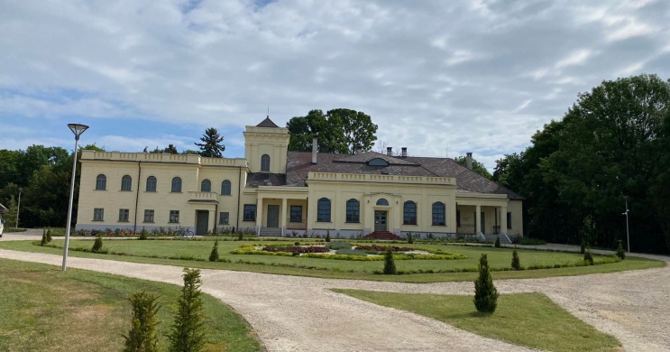 Holitscher Kastély és Látogatóközpont Csetény