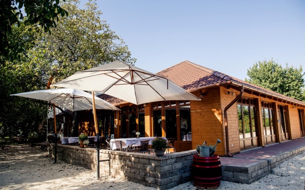 Százas Pince Rendezvényház Monor