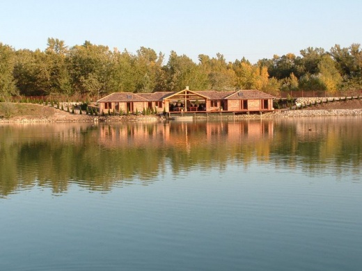 Lógató Panzió, Bisztró és Horgásztó Esztergom