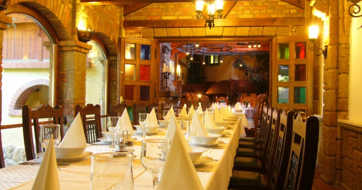 Club Leonardo Étterem és Panzió Mogyorósbánya