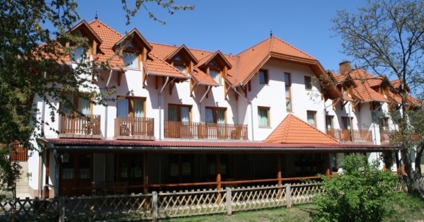 Sólyomvár Panzió és Étterem Komlóska