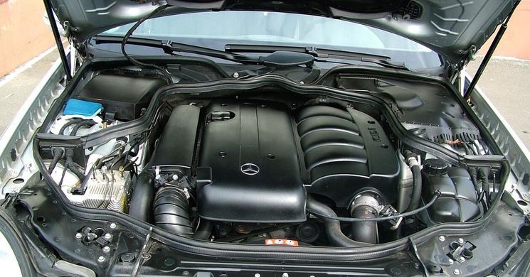 Autók csodaszép szíve: hogyan tisztítsuk biztonságosan a motorteret?