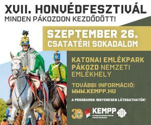 Honvédfesztivál vágtató huszárokkal, csengő kardokkal, durrogó fegyverekkel.
