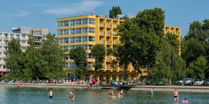 Vízparti nyaralás a Balatonnál siófoki szállodánkban a sétányon