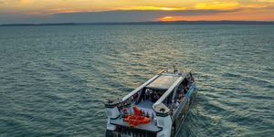 Révfülöpi diszkóhajó 2026 -  Bulihajó, retro és mai slágerek a Balaton közepén