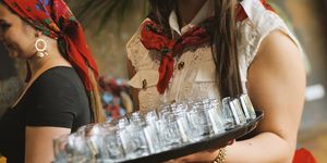 Különleges vacsora helyszín Budapesten, cigány vacsora élő zenével és interaktív roma lánykérés programmal