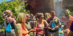 Holi  - A Színek Fesztiválja 2026. Fények, játékok a Krisna-völgyben