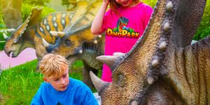 Dinoszaurusz park látogatás Budapesten, élmény- és oktatópark élethű, mozgó, hangot adó ősállatokkal