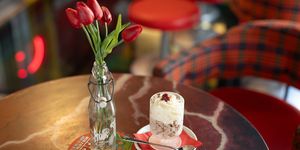 Házi gesztenyepüré tejszínhabbal, elvtársnő menü hétfőnként egy üveg bambival Retró Bisztrónkban