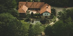 Akciós nyaralás belföldön, teljes kikapcsolódás privát jakuzzis, szaunás relax házakban a Bakony szívében