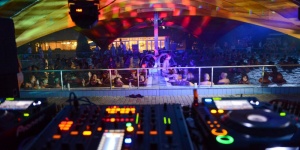 Éjszakai fürdőzés Igal 2026. Igal Nights az Igali-Gyógyfürdőben