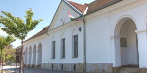 Hattyúház / Petőfi Sándor Városi Könyvtár