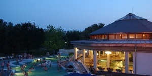 Esti úszás Kiskunmajsa 2026 -  kedvezményes belépő helyi lakosoknak a Jonathermál Fürdőben