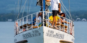 Vitorlás sétahajózás Balatonboglár 2026 -  Élményprogramok a Phoenix vitorlás fedélzetén