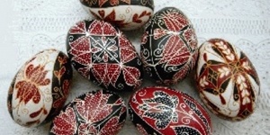 Ádámné Noé Kornélia tojás-mézes népi-iparművész